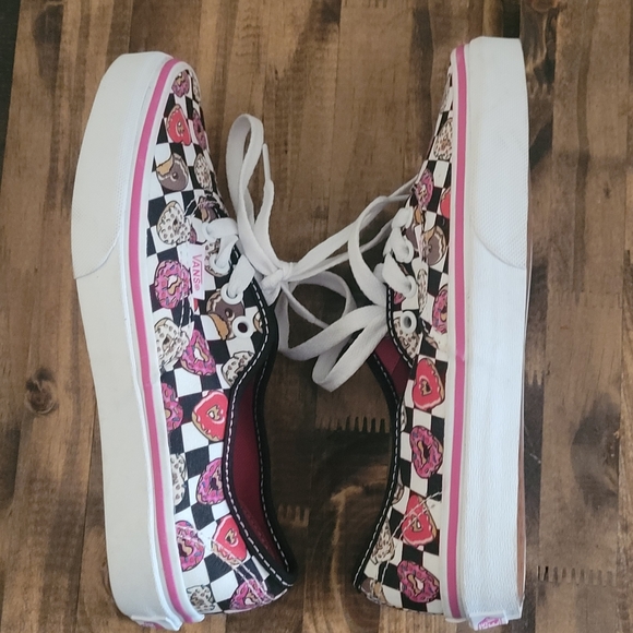 Kids VANS - Size 2. 5 Pre-Owned, Black & White With Multi-Colors Donuts Print - Picture 7 of 9